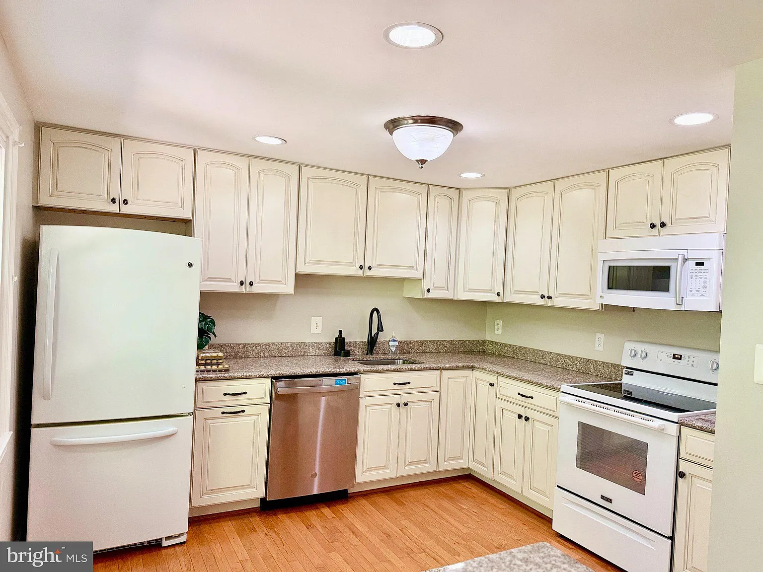 3 bed, 3.5 bath, 1584 sqft, $3,000 — Photo 3