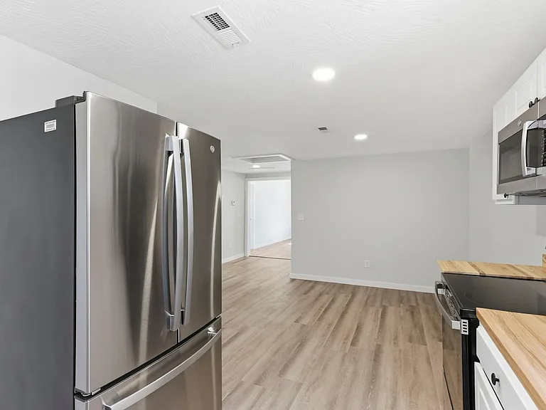 1339 E Division St — Photo 10