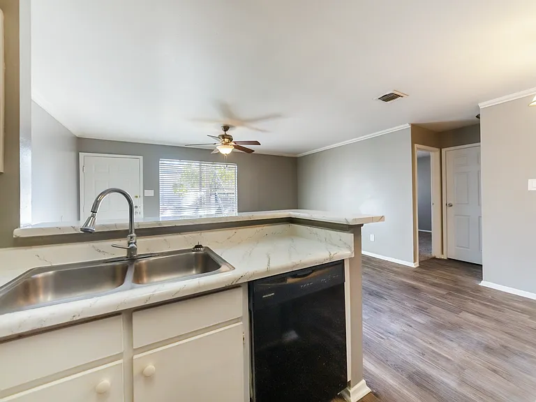 Spring Hill Village Apartments — Photo 23