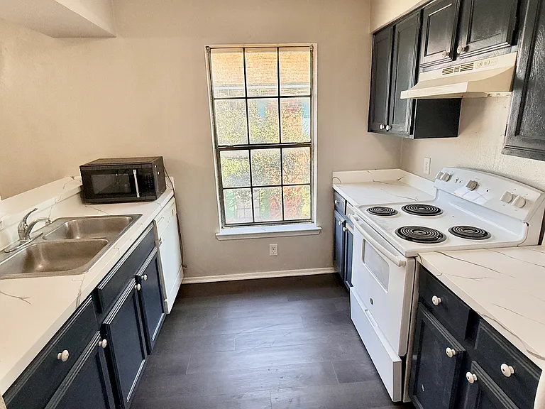 2221 Stella St #4 — Photo 6