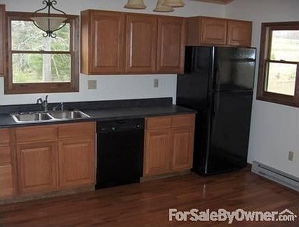 Kitchen
						:
						Right side of the kitchen, with refrigerator and dishwasher.