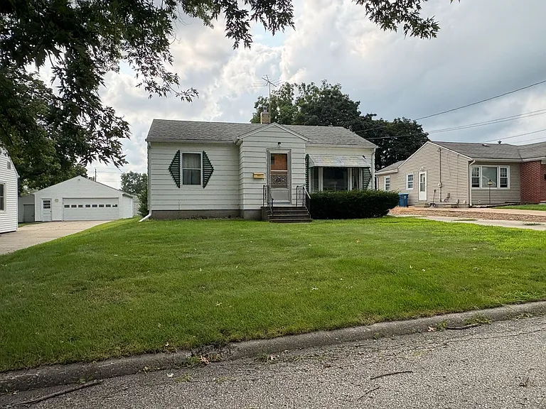 1324 Lyon Ave — Photo 1