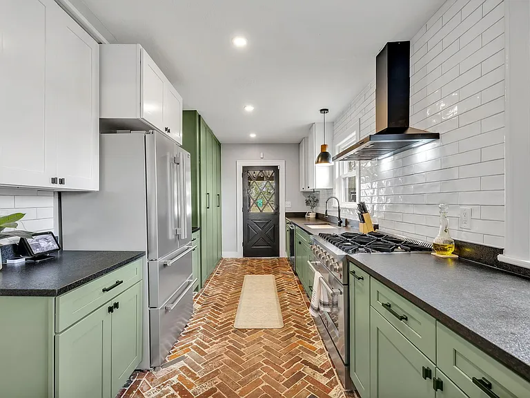 335 Dupont Ave — Photo 17