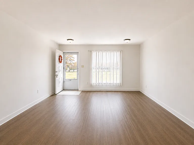 220 Sherwood Dr — Photo 3