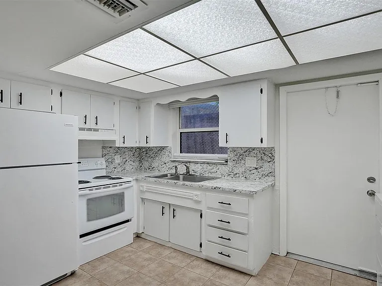 4240 NW 21st Ave — Photo 8