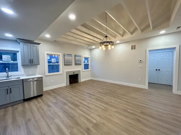 86 Alpine Dr, Newtown, CT 06482