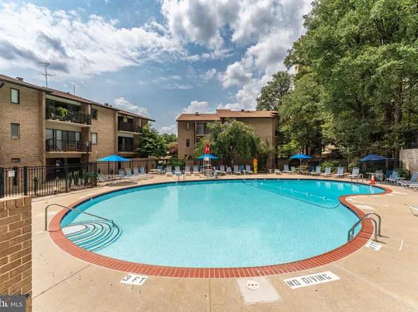 122 Monroe St APT 202, Rockville, MD 20850