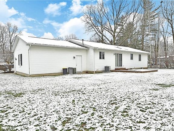 5th image of 135 Frostwood Dr