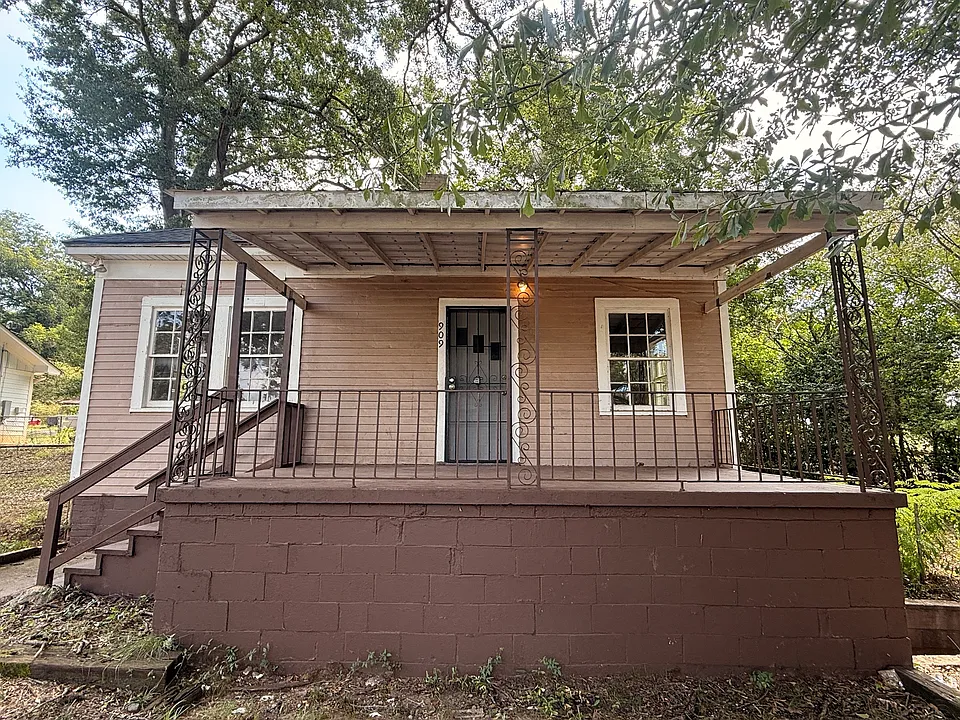 909 Exeter Ave