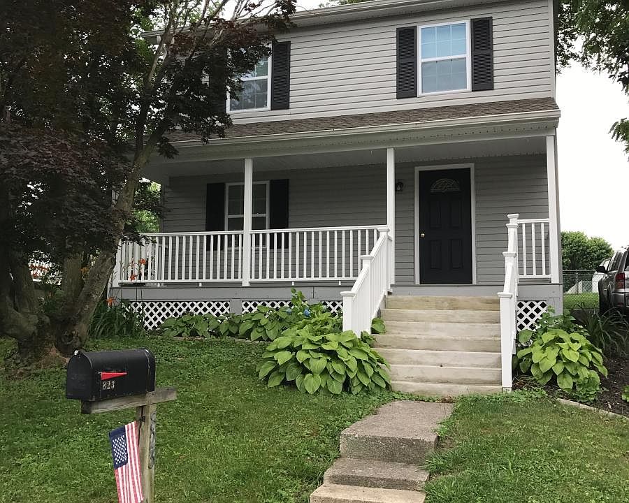 Front view. Driveway on the right side.
