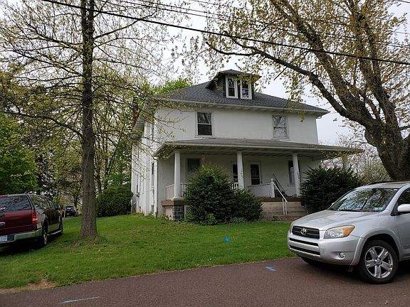 1560#B is on the 2nd and 3rd floors. Entrance is from the front porch.