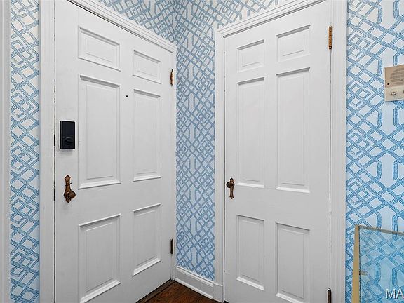 5th image of 923 S Hanley Rd APT E