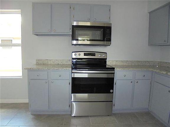 4th image of 2149 Knoll Crest Dr