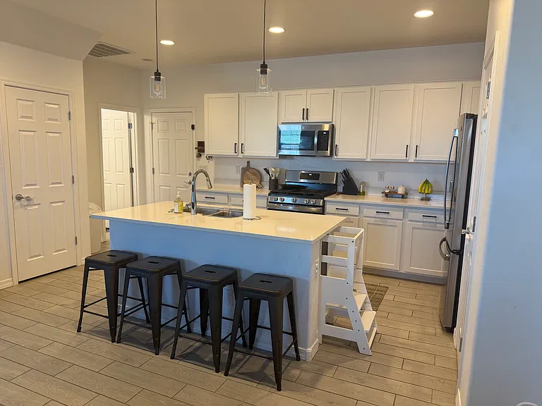 1390 W Sparrow Dr — Photo 3