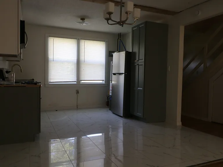 718 W 1st St — Photo 5