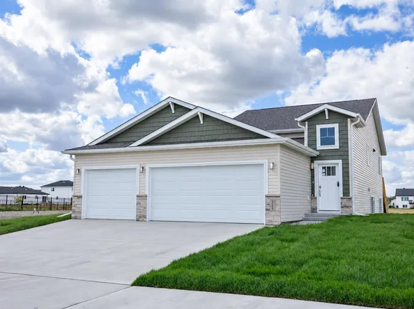 315 Lionheart Dr, Horace, ND 58047