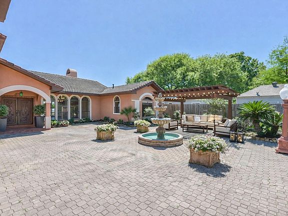 3rd image of 111 Bayridge Rd