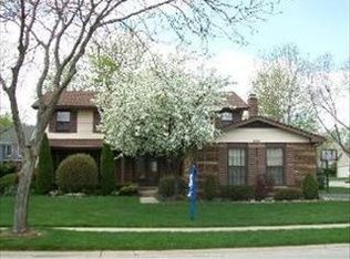 1222 Biscayne Dr, Elk Grove Village, IL 60007