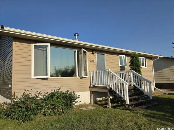220 4TH STREET NW, Wadena, SK S0A 4J0