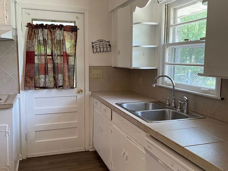 688 Joryne Dr — Photo 5