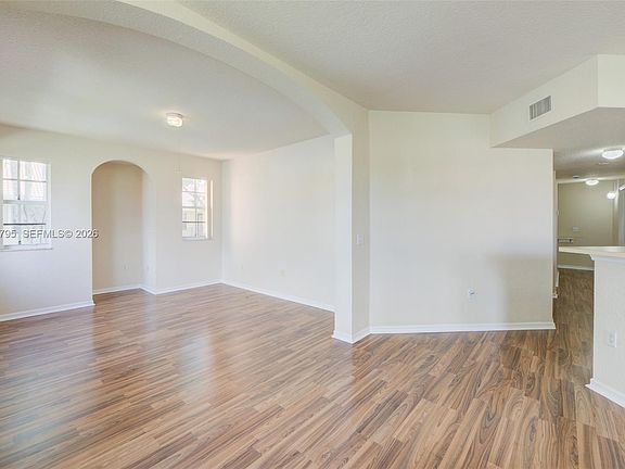 4th image of 2407 Belmont Ln #2407