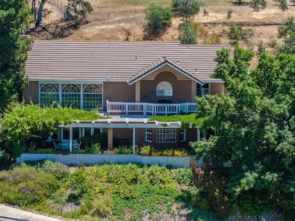 170 Hummingbird Ln, Valley Springs, CA 95252