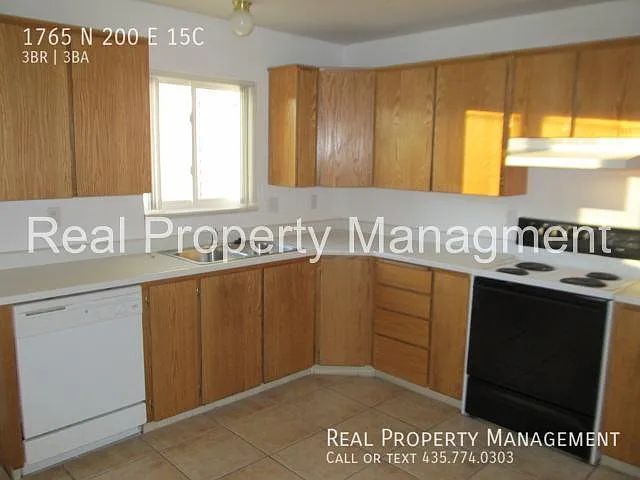 Pet Friendly Three Bedroom Town Home Available in August. — Photo 3