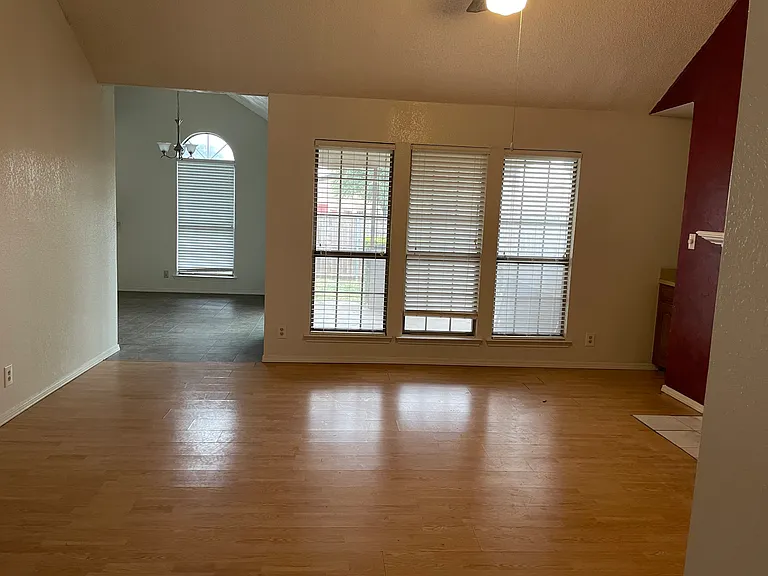 812 Cornfield Dr — Photo 3