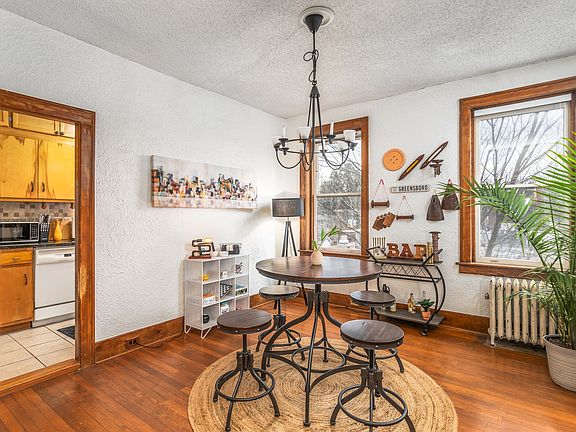 4th image of 828 N Elm St E #6
