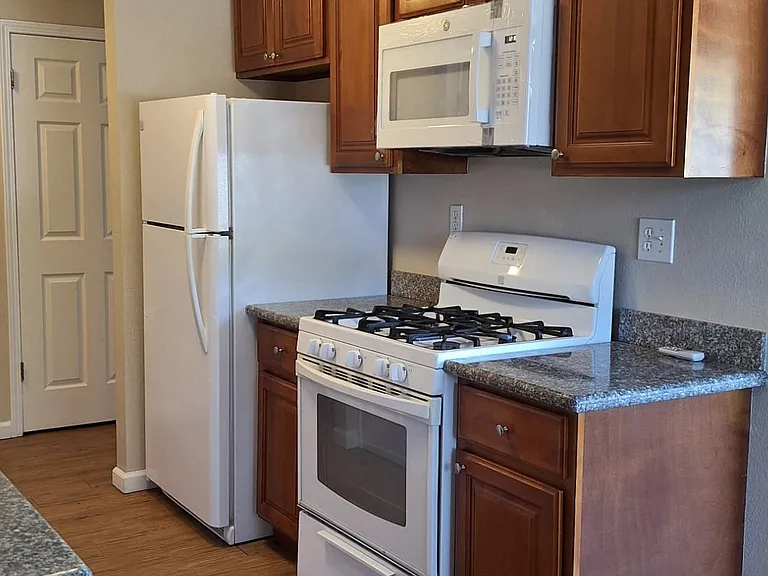 756 S Oak St #I — Photo 3
