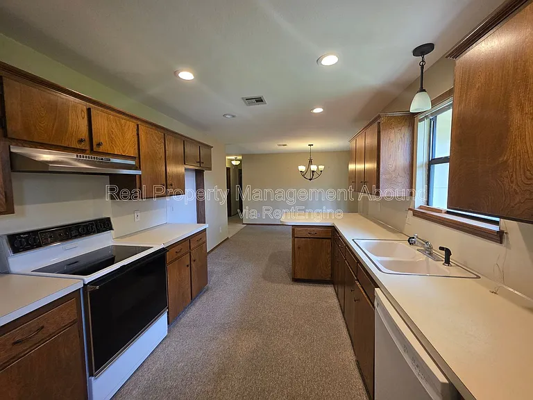 105 W Boston St — Photo 7