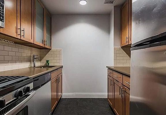 2nd image of 327 E 101st St APT 6