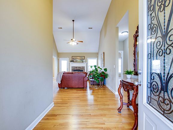 3rd image of 207 Spirit Hill Cir