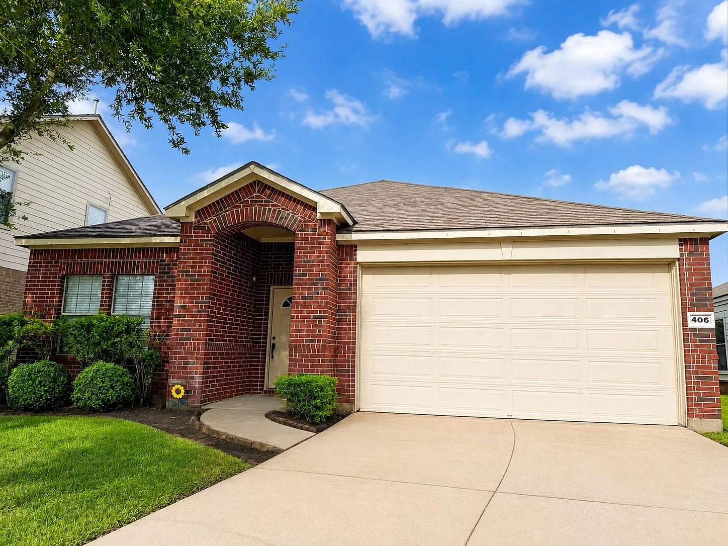 3 bed, 2.0 bath, 2066 sqft, $2,200 — Photo 1