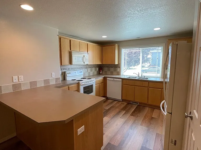 609 S Harborview St — Photo 9