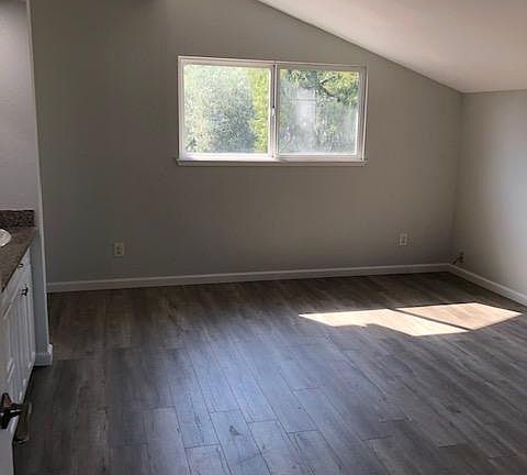 5th image of 215 Alamo Ave