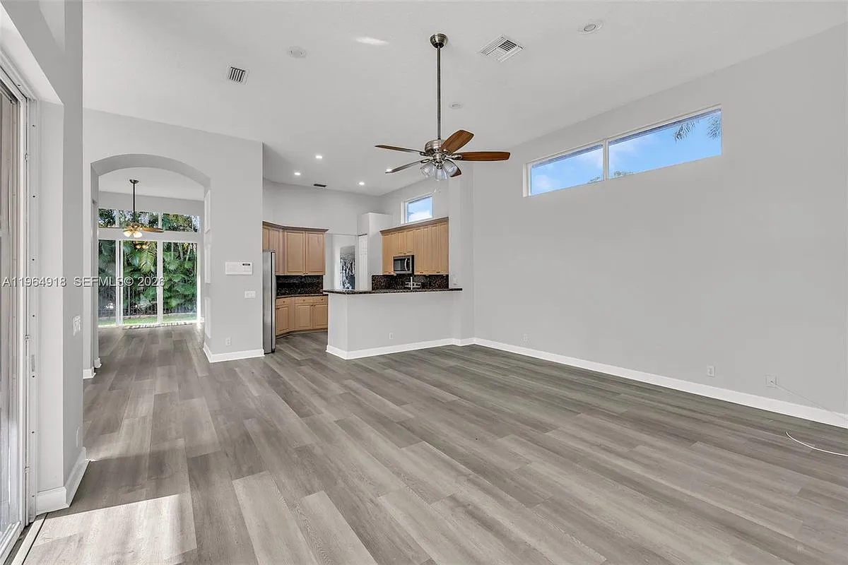 5 bed, 5.0 bath, 3287 sqft, $5,900 — Photo 3