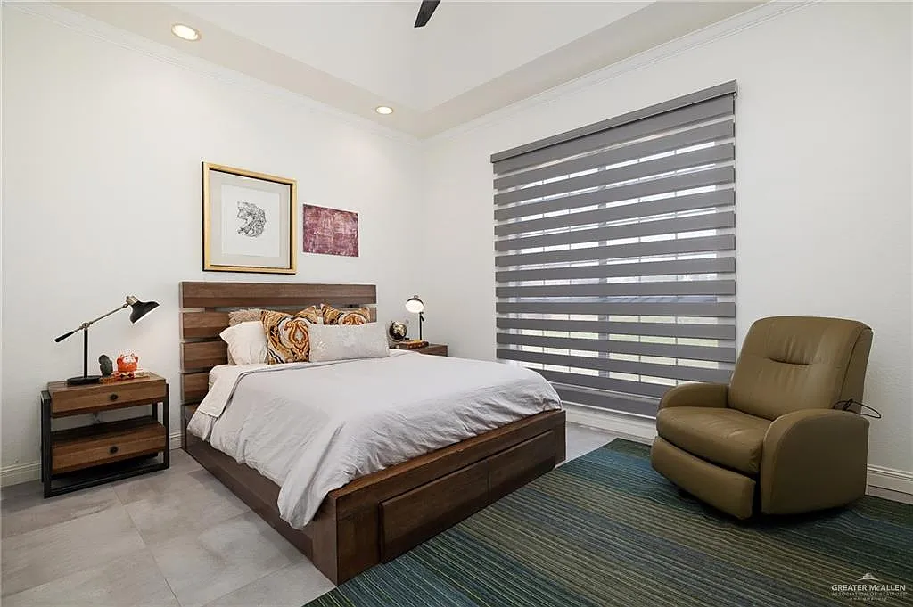 3 bed, 3.0 bath, 3307 sqft, $3,350 — Photo 4