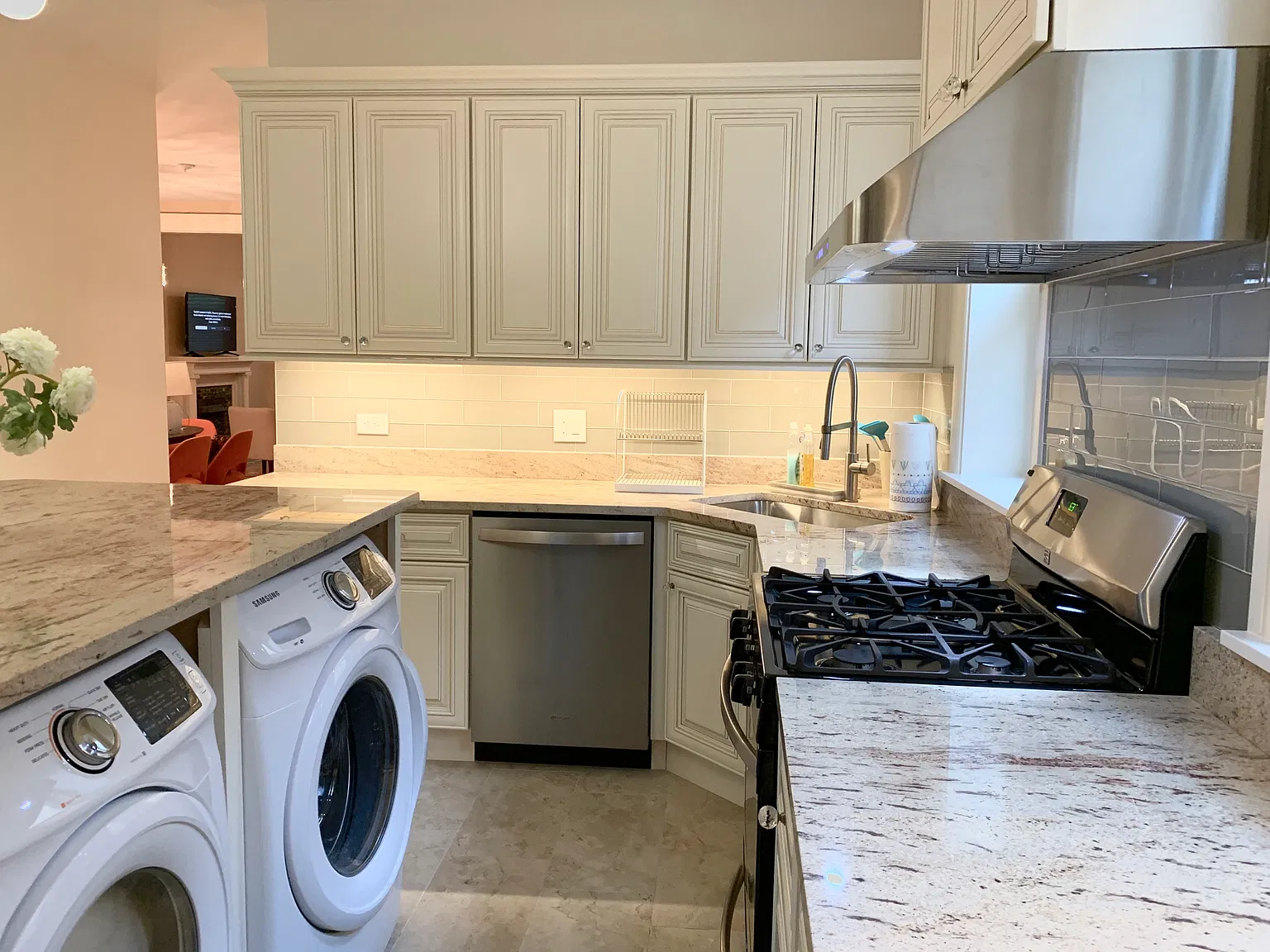 2 bed, 850 sqft, $3,900 — Photo 4