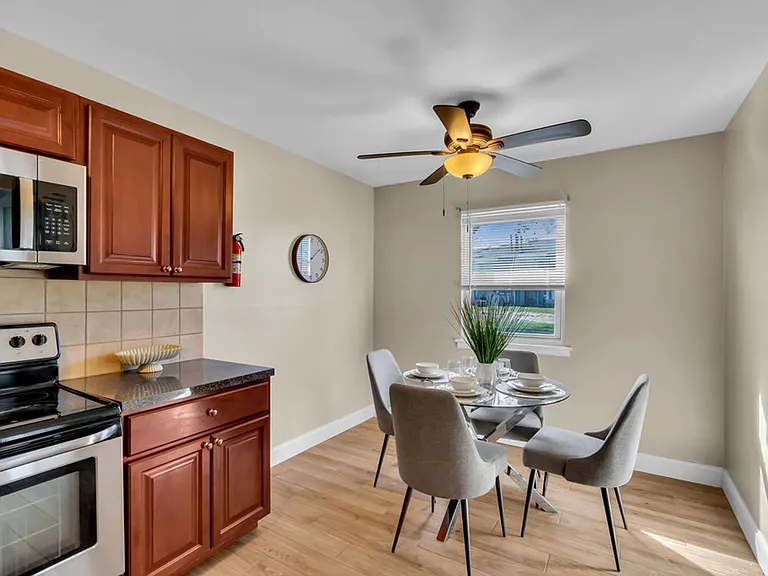 Chateau Apartments — Photo 30