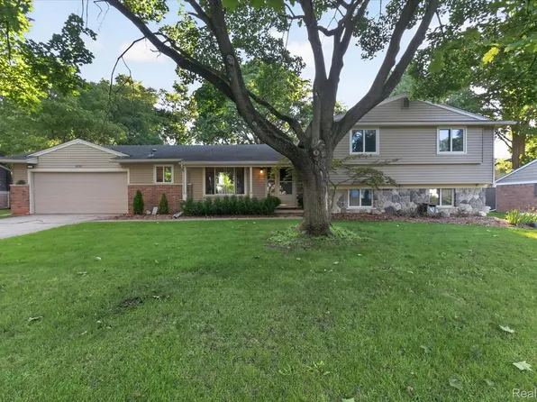 4035 Iverness Ln, West Bloomfield, MI 48323