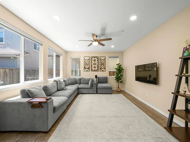 339 Emory Ct — Photo 6