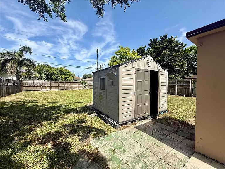 820 NW 4th Ave — Photo 3