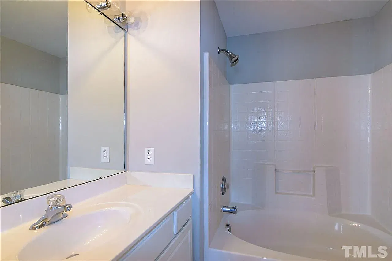 2 bed, 2.5 bath, 1386 sqft, $1,600 — Photo 2