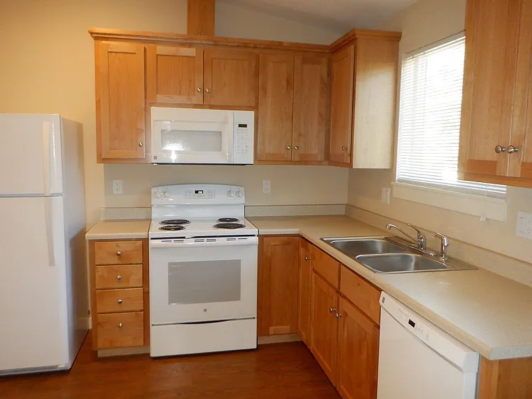 1 Bed/1 Bath Duplex Unit in Fantastic Westside Bend Location - Knoll Ave — Photo 3