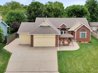 817 Country Ln, Newton, KS 67114