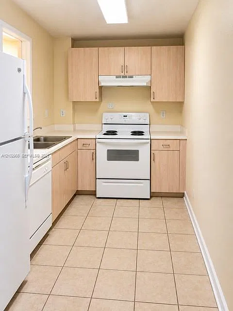 Douglas Grand Condo — Photo 2