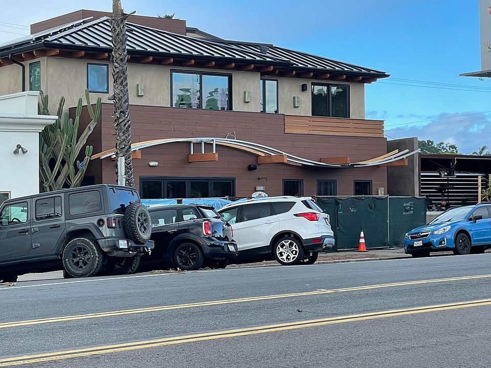 For rent on the quiet southern end of Downtown Encinitas on South Coast Hwy 101, above the Java Hut building, a few-minute's walk to Swami's beach and endless restaurants, shops and coffee houses. Brand new construction, 2 bed 2 Bath unit, 1,100 Sq Ft,