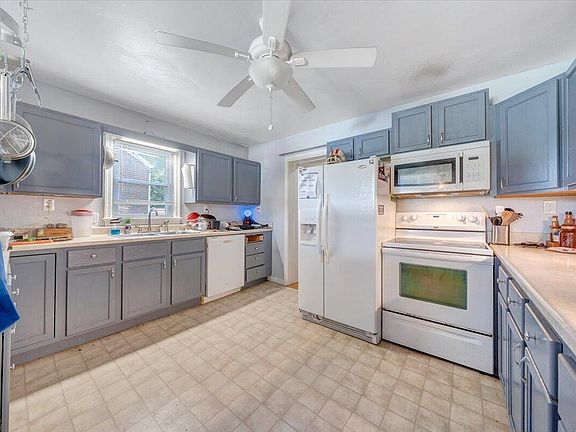 3rd image of 2812 Sweetbrier Ave SW