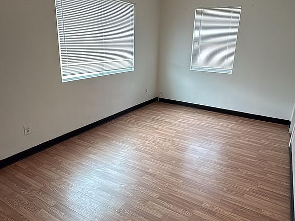 3rd image of 425 Avenue L NE